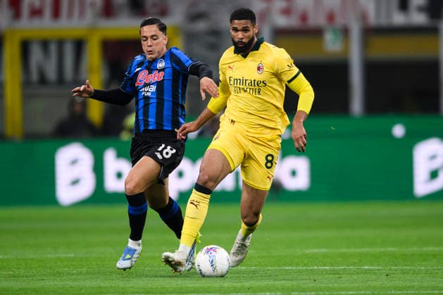 AC Milan v Atalanta BC - Serie A Ruben Loftus-Cheek of AC Milan competes for the ball with Giacomo Raspadori of Atalanta BC during the Serie A football match between AC Milan and Atalanta BC. Milan Italy Copyright: xNicolòxCampox