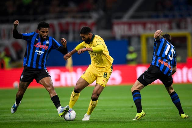 AC Milan v Atalanta BC - Serie A Ruben Loftus-Cheek of AC Milan competes for the ball with Ederson and Marten de Roon of Atalanta BC during the Serie A football match between AC Milan and Atalanta BC. Milan Italy Copyright: xNicolòxCampox