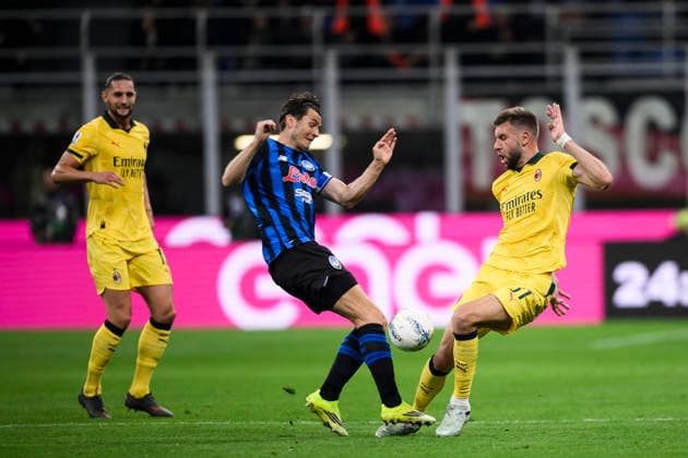 AC Milan v Atalanta BC - Serie A Santiago Gimenez of AC Milan competes for the ball with Marten de Roon of Atalanta BC during the Serie A football match between AC Milan and Atalanta BC. Milan Italy Copyright: xNicolòxCampox