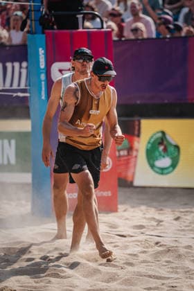 Beach volleyball men Allianz German Beach Tour 2026 Tourstop Düsseldorf 10 05 2026 f l Paul Henning and Lukas Pfretzschner cheer Düsseldorf Robert Lehr Ufer Nordrhein Westfalen Germany