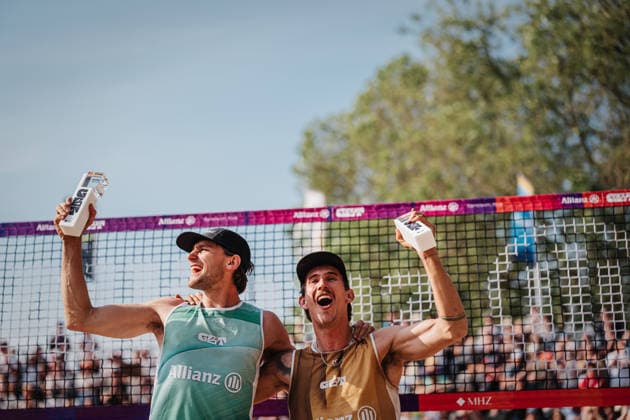 Beach volleyball men Allianz German Beach Tour 2026 Tourstop Düsseldorf 10 05 2026 f l Paul Henning and Lukas Pfretzschner win the tournament in Düsseldorf and cheer Düsseldorf Robert Lehr Ufer Nordrhein Westfalen Germany