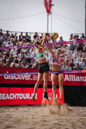 Beach volleyball women Allianz German Beach Tour 2026 Tourstop Düsseldorf 10 05 2026 f l Paula Schürholz blocks Anna Behlen Düsseldorf Robert Lehr Ufer Nordrhein Westfalen Germany