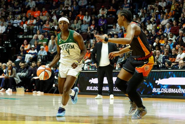 UNCASVILLE, CT - MAY 10: Flau jae Johnson 4 of the Seattle Storm drives to the basket against Kennedy Burke 25 of the Connecticut Sun during the WNBA, Basketball Damen, USA game between Seattle Storm and Connecticut Sun on May 10, 2026, at Mohegan Sun Arena in Uncasville, CT. (Photo by M. Anthony Nesmith Icon Sportswire) WNBA: MAY 10 Seattle Storm at Connecticut Sun EDITORIAL USE ONLY Icon26051015