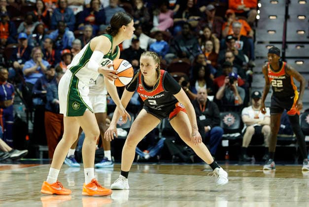UNCASVILLE, CT - MAY 10: Hailey van Lith 2 of the Connecticut Sun defends Jade Melbourne of the Seattle Storm during the WNBA, Basketball Damen, USA game between Seattle Storm and Connecticut Sun on May 10, 2026, at Mohegan Sun Arena in Uncasville, CT. (Photo by M. Anthony Nesmith Icon Sportswire) WNBA: MAY 10 Seattle Storm at Connecticut Sun EDITORIAL USE ONLY Icon26051023