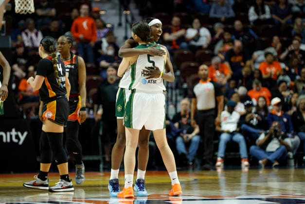 UNCASVILLE, CT - MAY 10: Flau jae Johnson 4 of the Seattle Storm and Jade Melbourne of the Seattle Storm celebrate at the conclusion of the WNBA, Basketball Damen, USA game between Seattle Storm and Connecticut Sun on May 10, 2026, at Mohegan Sun Arena in Uncasville, CT. (Photo by M. Anthony Nesmith Icon Sportswire) WNBA: MAY 10 Seattle Storm at Connecticut Sun EDITORIAL USE ONLY Icon26051032