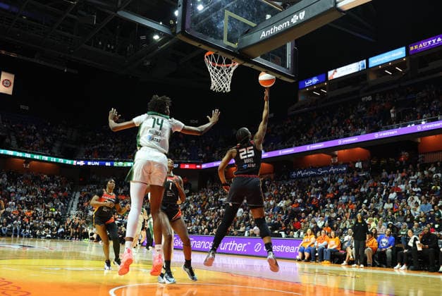 UNCASVILLE, CT - MAY 10: Kennedy Burke 25 of the Connecticut Sun with the reverse lay up during the WNBA, Basketball Damen, USA game between Seattle Storm and Connecticut Sun on May 10, 2026, at Mohegan Sun Arena in Uncasville, CT. (Photo by M. Anthony Nesmith Icon Sportswire) WNBA: MAY 10 Seattle Storm at Connecticut Sun EDITORIAL USE ONLY Icon26051036