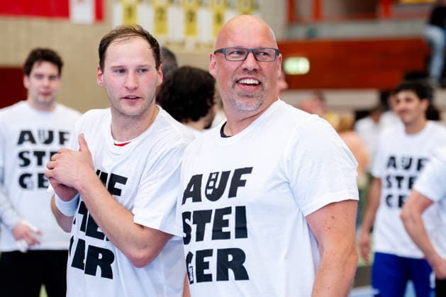 Krefeld, 10 05 2026, Handball, Men, 2 Bundesliga, 31 Matchday, 2025 2026 HSG Krefeld Niederrhein HBW Balingen Weilstetten Axel Kromer and Tobias Heinzelmann HBW Balingen Weilstetten, 28 happy with promotion shirt