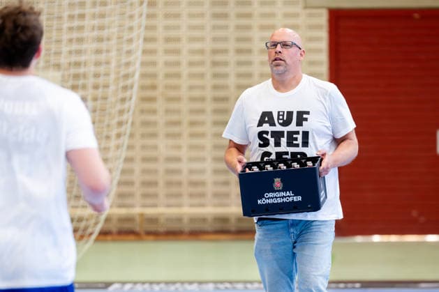 Krefeld, 10 05 2026, Handball, Men, 2 Bundesliga, 31 Matchday, 2025 2026 HSG Krefeld Niederrhein HBW Balingen Weilstetten Axel Kromer brings the 1 crate of beer to the team