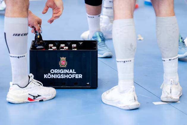 Krefeld, 10 05 2026, Handball, Men, 2 Bundesliga, 31 Matchday, 2025 2026 HSG Krefeld Niederrhein HBW Balingen Weilstetten Original Königshofer beer crate among the players