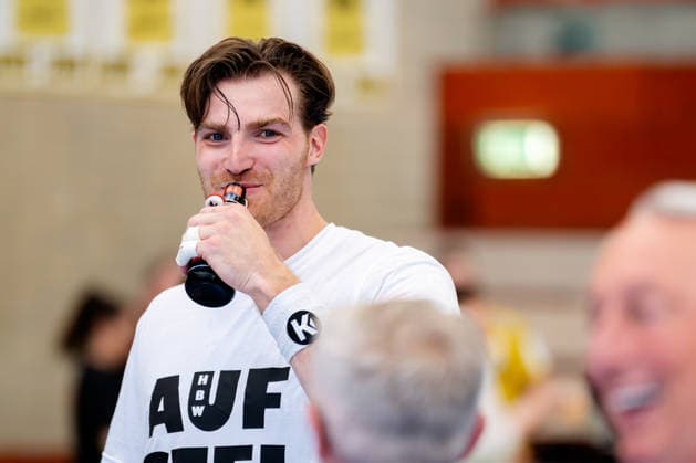 Krefeld, 10 05 2026, Handball, Men, 2 Bundesliga, 31 Matchday, 2025 2026 HSG Krefeld Niederrhein HBW Balingen Weilstetten A big sip from the bottle for promotion by Stefan Bauer HBW Balingen Weilstetten, 99