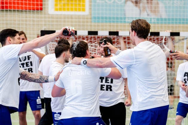 Krefeld, 10 05 2026, Handball, Men, 2 Bundesliga, Matchday 31, 2025 2026 HSG Krefeld Niederrhein HBW Balingen Weilstetten Beer shower for Mex Raguse HBW Balingen Weilstetten, 6