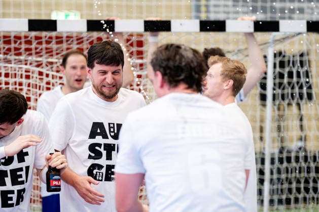 Krefeld, 10 05 2026, Handball, Men, 2 Bundesliga, 31 Matchday, 2025 2026 HSG Krefeld Niederrhein HBW Balingen Weilstetten Beer shower by Mex Raguse HBW Balingen Weilstetten, 6 for Tobias Hotz HBW Balingen Weilstetten, Co Coach, center
