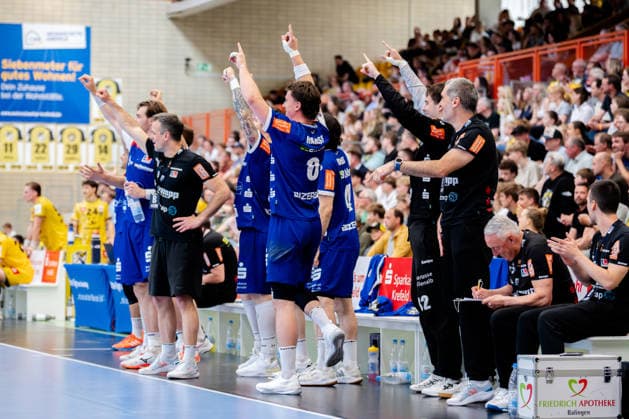Krefeld, 10 05 2026, Handball, Men, 2 Bundesliga, Matchday 31, 2025 2026 HSG Krefeld Niederrhein HBW Balingen Weilstetten Cheers on the Balingen Weilstetten players bench