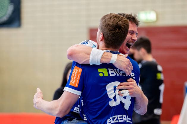 Krefeld, 10 05 2026, Handball, Men, 2 Bundesliga, 31 Matchday, 2025 2026 HSG Krefeld Niederrhein HBW Balingen Weilstetten Unlimited jubilation directly after the final whistle Mex Raguse HBW Balingen Weilstetten, 6 with Georg Pöhle HBW Balingen Weilstetten, 94