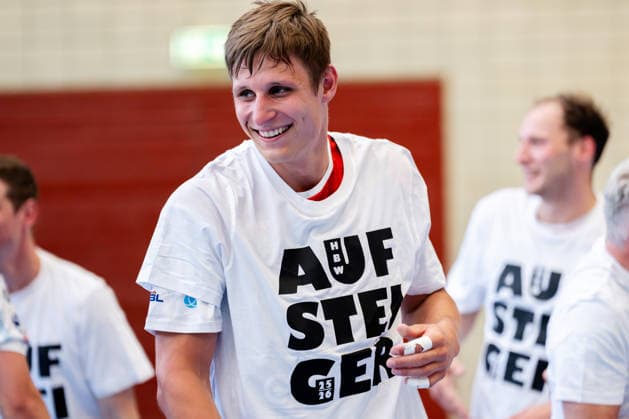 Krefeld, 10 05 2026, Handball, Men, 2 Bundesliga, 31 Matchday, 2025 2026 HSG Krefeld Niederrhein HBW Balingen Weilstetten Till Wente HBW Balingen Weilstetten, 21 beaming with joy with promotion shirt