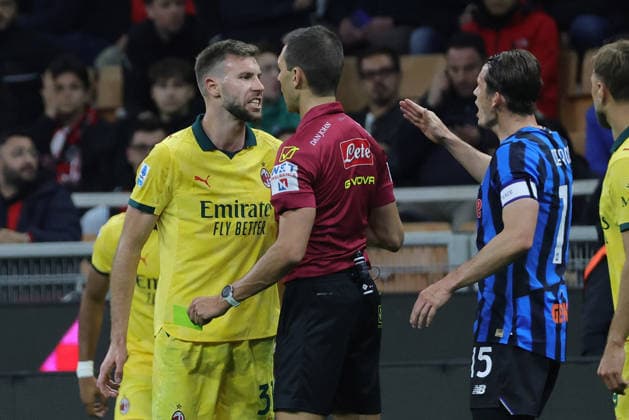 AC Milan s Strahinja Pavlovic and referee Luca Zufferli during the Serie A soccer match between Milan and Atalanta at the San Siro Stadium in Milano Italy - 10 may 2026. - Soccer .  Copyright: xAlbertoxMariani LaPressex