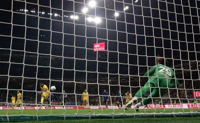 AC Milan s Christopher Nkunku scores the goal 2-3 during the Serie A soccer match between Milan and Atalanta at the San Siro Stadium in Milano Italy - 10 may 2026. - Soccer .  Copyright: xAlbertoxMariani LaPressex