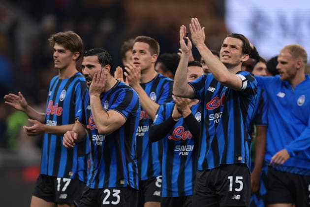 Milan, Italy, 10th May 2026. Marten De Roon of Atalanta leads his team mates to applaud the fans following the final whistle of the AC Milan vs Atalanta Serie A match at Giuseppe Meazza, Milan. Picture credit should read: Jonathan Moscrop Sportimage EDITORIAL USE ONLY. No use with unauthorised audio, video, data, fixture lists, club league logos or live services. Online in-match use limited to 120 images, no video emulation. No use in betting, games or single club league player publications. SPI_056_JM_MILAN_ATALANTA SPI-4760-0056