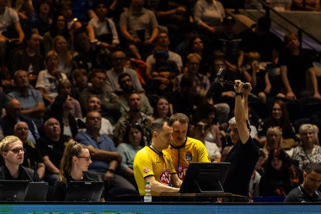 GER, easy Credit Basketball Bundesliga, Basketball Löwen Braunschweig Niners Chemnitz 10 05 2026, Volkswagenhalle, Braunschweig, GER, easy Credit Basketball Bundesliga, Basketball Löwen Braunschweig Niners Chemnitz Gentian Cici, Dennis Sirowi, referee at the video evaluation Â Photo Alexander Trienitz Braunschweig Volkswagenhalle Niedersachsen Germany