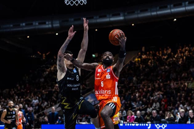 GER, easy Credit Basketball Bundesliga, Basketball Löwen Braunschweig Niners Chemnitz 10 05 2026, Volkswagenhalle, Braunschweig, GER, easy Credit Basketball Bundesliga, Basketball Löwen Braunschweig Niners Chemnitz Corey Davis Jr Niners Chemnitz, 5 , Joshua Obiesie Basketball Löwen Braunschweig, 8 Â Photo Alexander Trienitz Braunschweig Volkswagenhalle Niedersachsen Germany