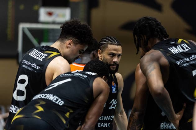 GER, easy Credit Basketball Bundesliga, Basketball Löwen Braunschweig Niners Chemnitz 10 05 2026, Volkswagenhalle, Braunschweig, GER, easy Credit Basketball Bundesliga, Basketball Löwen Braunschweig Niners Chemnitz Kaza Kajami Keane Basketball Löwen Braunschweig, 24 talks to his teammates Â Photo Alexander Trienitz Braunschweig Volkswagenhalle Niedersachsen Germany