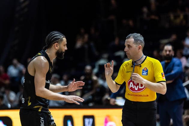 GER, easy Credit Basketball Bundesliga, Basketball Löwen Braunschweig Niners Chemnitz 10 05 2026, Volkswagenhalle, Braunschweig, GER, easy Credit Basketball Bundesliga, Basketball Löwen Braunschweig Niners Chemnitz Kaza Kajami Keane Basketball Löwen Braunschweig, 24 discusses with Gentian Cici, referee Â Photo Alexander Trienitz Braunschweig Volkswagenhalle Niedersachsen Germany