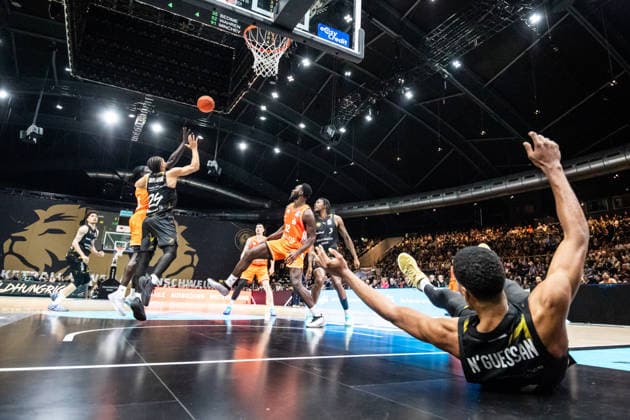 GER, easy Credit Basketball Bundesliga, Basketball Löwen Braunschweig Niners Chemnitz 10 05 2026, Volkswagenhalle, Braunschweig, GER, easy Credit Basketball Bundesliga, Basketball Löwen Braunschweig Niners Chemnitz Aher Uguak Niners Chemnitz, 1 , Kaza Kajami Keane Basketball Löwen Braunschweig, 24 , David NGuessan Basketball Löwen Braunschweig, 1 on the floor Â Photo Alexander Trienitz Braunschweig Volkswagenhalle Niedersachsen Germany