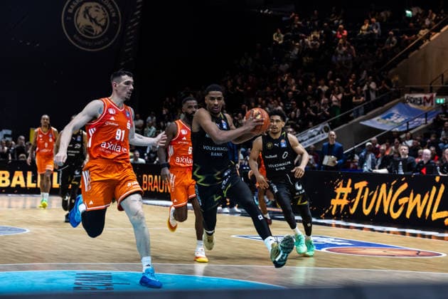 GER, easy Credit Basketball Bundesliga, Basketball Löwen Braunschweig Niners Chemnitz 10 05 2026, Volkswagenhalle, Braunschweig, GER, easy Credit Basketball Bundesliga, Basketball Löwen Braunschweig Niners Chemnitz David NGuessan Basketball Löwen Braunschweig, 1 , Yordan Minchev Niners Chemnitz, 91 Â Photo Alexander Trienitz Braunschweig Volkswagenhalle Niedersachsen Germany