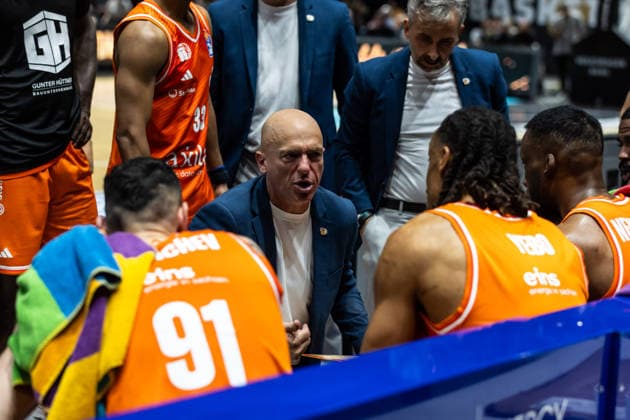 GER, easy Credit Basketball Bundesliga, Basketball Löwen Braunschweig Niners Chemnitz 10 05 2026, Volkswagenhalle, Braunschweig, GER, easy Credit Basketball Bundesliga, Basketball Löwen Braunschweig Niners Chemnitz Rodrigo Pastore Head Coach , Niners Chemnitz talks to his players Â Photo Alexander Trienitz Braunschweig Volkswagenhalle Niedersachsen Germany