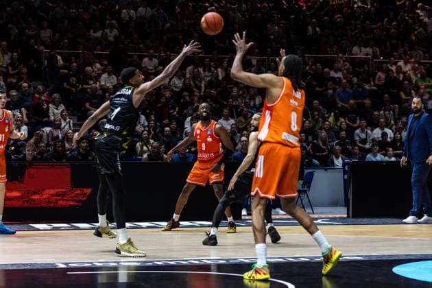 GER, easy Credit Basketball Bundesliga, Basketball Löwen Braunschweig Niners Chemnitz 10 05 2026, Volkswagenhalle, Braunschweig, GER, easy Credit Basketball Bundesliga, Basketball Löwen Braunschweig Niners Chemnitz David NGuessan Basketball Löwen Braunschweig, 1 , Kevin Yebo Niners Chemnitz, 0 Â Photo Alexander Trienitz Braunschweig Volkswagenhalle Niedersachsen Germany