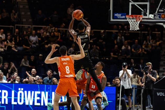 GER, easy Credit Basketball Bundesliga, Basketball Löwen Braunschweig Niners Chemnitz 10 05 2026, Volkswagenhalle, Braunschweig, GER, easy Credit Basketball Bundesliga, Basketball Löwen Braunschweig Niners Chemnitz David NGuessan Basketball Löwen Braunschweig, 1 , Jordan Schakel Niners Chemnitz, 8 Â Photo Alexander Trienitz Braunschweig Volkswagenhalle Niedersachsen Germany