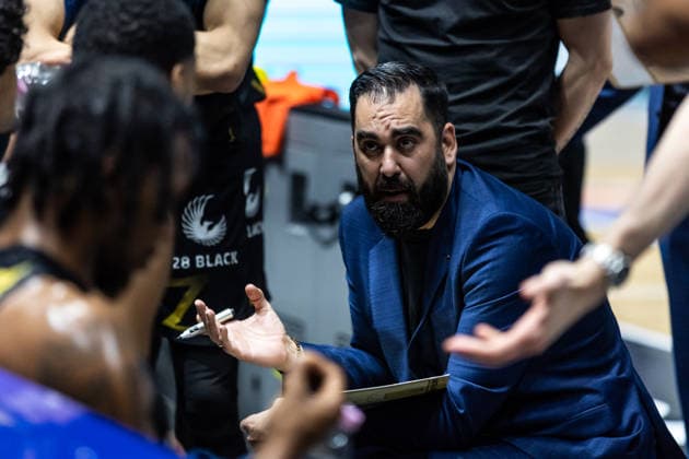GER, easy Credit Basketball Bundesliga, Basketball Löwen Braunschweig Niners Chemnitz 10 05 2026, Volkswagenhalle, Braunschweig, GER, easy Credit Basketball Bundesliga, Basketball Löwen Braunschweig Niners Chemnitz Ramon Diaz Sanchez Head Coach , Basketball Löwen Braunschweig talks to his players Â Photo Alexander Trienitz Braunschweig Volkswagenhalle Niedersachsen Germany