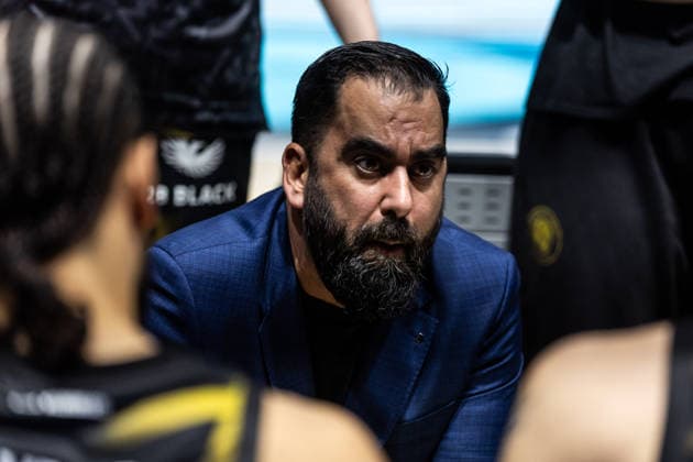 GER, easy Credit Basketball Bundesliga, Basketball Löwen Braunschweig Niners Chemnitz 10 05 2026, Volkswagenhalle, Braunschweig, GER, easy Credit Basketball Bundesliga, Basketball Löwen Braunschweig Niners Chemnitz Ramon Diaz Sanchez Head Coach , Basketball Löwen Braunschweig talks to his players Â Photo Alexander Trienitz Braunschweig Volkswagenhalle Niedersachsen Germany