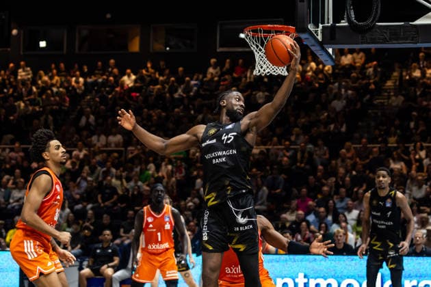 GER, easy Credit Basketball Bundesliga, Basketball Löwen Braunschweig Niners Chemnitz 10 05 2026, Volkswagenhalle, Braunschweig, GER, easy Credit Basketball Bundesliga, Basketball Löwen Braunschweig Niners Chemnitz Oluwasimisola Shittu Basketball Löwen Braunschweig, 45 Â Photo Alexander Trienitz Braunschweig Volkswagenhalle Niedersachsen Germany