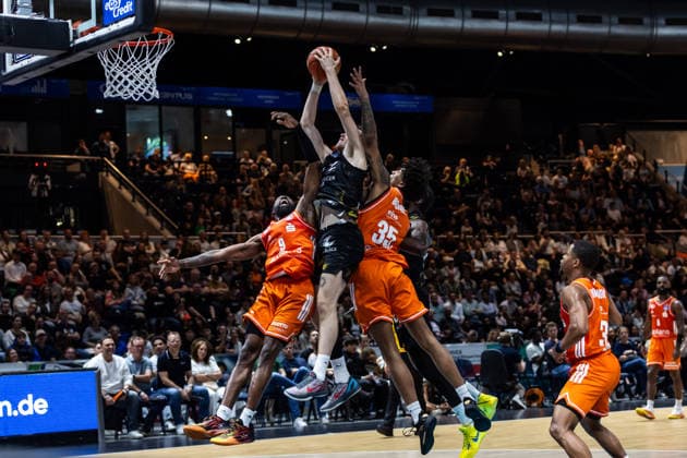 GER, easy Credit Basketball Bundesliga, Basketball Löwen Braunschweig Niners Chemnitz 10 05 2026, Volkswagenhalle, Braunschweig, GER, easy Credit Basketball Bundesliga, Basketball Löwen Braunschweig Niners Chemnitz Benjamin Schröder Basketball Löwen Braunschweig, 2 , Roman Bedime Niners Chemnitz, 35 Â Photo Alexander Trienitz Braunschweig Volkswagenhalle Niedersachsen Germany