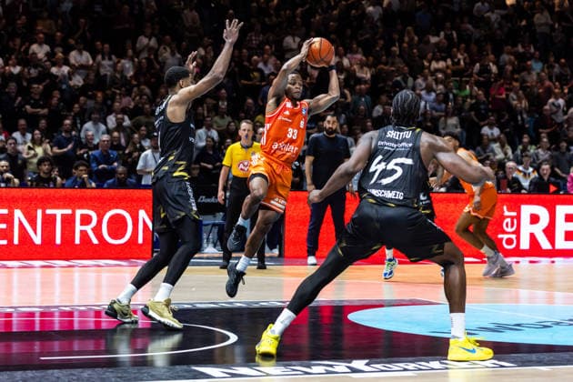 GER, easy Credit Basketball Bundesliga, Basketball Löwen Braunschweig Niners Chemnitz 10 05 2026, Volkswagenhalle, Braunschweig, GER, easy Credit Basketball Bundesliga, Basketball Löwen Braunschweig Niners Chemnitz Eric Washington Niners Chemnitz, 33 , David NGuessan Basketball Löwen Braunschweig, 1 , Oluwasimisola Shittu Basketball Löwen Braunschweig, 45 Â Photo Alexander Trienitz Braunschweig Volkswagenhalle Niedersachsen Germany