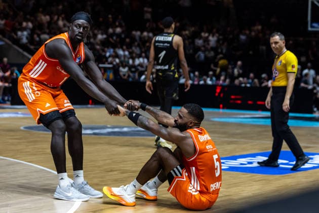 GER, easy Credit Basketball Bundesliga, Basketball Löwen Braunschweig Niners Chemnitz 10 05 2026, Volkswagenhalle, Braunschweig, GER, easy Credit Basketball Bundesliga, Basketball Löwen Braunschweig Niners Chemnitz Aher Uguak Niners Chemnitz, 1 helps Corey Davis Jr Niners Chemnitz, 5 on Â Photo Alexander Trienitz Braunschweig Volkswagenhalle Niedersachsen Germany