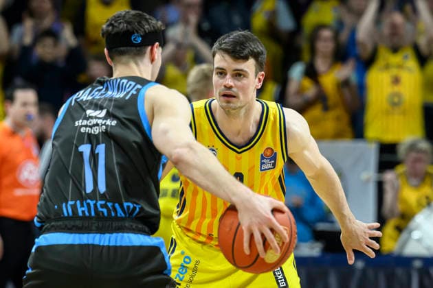 v l Jack Pagenkopf 11, Science City Jena , Jonas Mattisseck Alba 09 , duel, action, fight, fights for the ball, Action, duels, fighting for the ball, GER, Berlin, Basketball, Alba Berlin vs Science City Jena, in the Max Schmeling Halle , BBL, 10 5 2026 Copyright: HMBxMedia UwexKoch