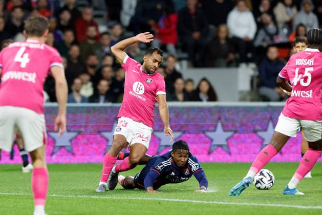 Toulouse FC v Olympique Lyonnais - Ligue 1 McDonald s 23 Cristian CASSERES JR (tfc) - 09 ENDRICK Felipe Moreira de Sousa (ol) during the Ligue 1 McDonald s match between Toulouse and Lyon at Stadium de Toulouse on May 10, 2026 in Toulouse, France. Toulouse France  Copyright: xFEPx 776348387