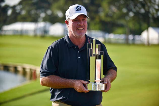 THE WOODLANDS, TX - MAY 10: Boo Weekley holds the Insperity Invitational trophy after winning The Insperity Invitational in the PGA, Golf Herren TOUR Champions at The Woodlands Country Club on Sunday, May 10, 2026 in The Woodlands, TX. (Photo by Austin McAfee Icon Sportswire) GOLF: MAY 10 PGA TOUR Champions Insperity Invitational EDITORIAL USE ONLY Icon260510002