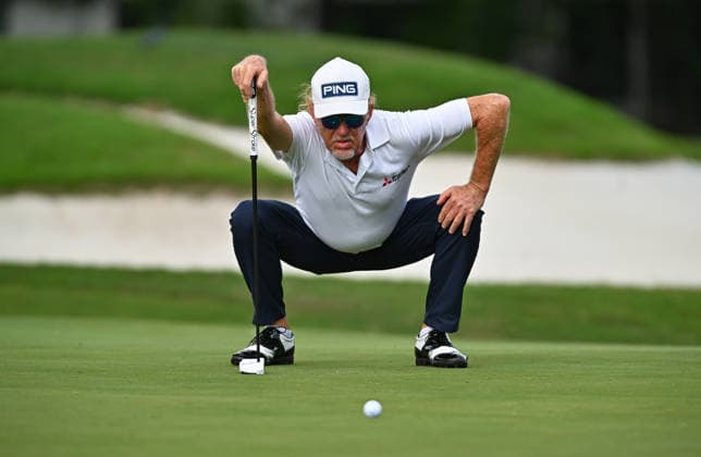 THE WOODLANDS, TX - MAY 10: Miguel Angel Jimenez lines up his shot on the fifteenth green during the final round of The Insperity Invitational in the PGA, Golf Herren TOUR Champions at The Woodlands Country Club on Sunday, May 10, 2026 in The Woodlands, TX. (Photo by Austin McAfee Icon Sportswire) GOLF: MAY 10 PGA TOUR Champions Insperity Invitational EDITORIAL USE ONLY Icon260510009