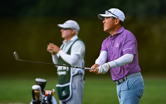 THE WOODLANDS, TX - MAY 10: Charlie Wi hits from the fifteenth fairway during the final round of The Insperity Invitational in the PGA, Golf Herren TOUR Champions at The Woodlands Country Club on Sunday, May 10, 2026 in The Woodlands, TX. (Photo by Austin McAfee Icon Sportswire) GOLF: MAY 10 PGA TOUR Champions Insperity Invitational EDITORIAL USE ONLY Icon260510019
