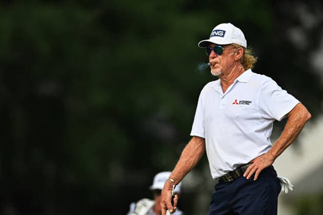 THE WOODLANDS, TX - MAY 10: Miguel Angel Jimenez smokes a cigar while on the fifteenth green during the final round of The Insperity Invitational in the PGA, Golf Herren TOUR Champions at The Woodlands Country Club on Sunday, May 10, 2026 in The Woodlands, TX. (Photo by Austin McAfee Icon Sportswire) GOLF: MAY 10 PGA TOUR Champions Insperity Invitational EDITORIAL USE ONLY Icon260510020
