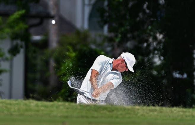 THE WOODLANDS, TX - MAY 10: Richard Green hits from the sand trap by the ninth green during the final round of The Insperity Invitational in the PGA, Golf Herren TOUR Champions at The Woodlands Country Club on Sunday, May 10, 2026 in The Woodlands, TX. (Photo by Austin McAfee Icon Sportswire) GOLF: MAY 10 PGA TOUR Champions Insperity Invitational EDITORIAL USE ONLY Icon260510022
