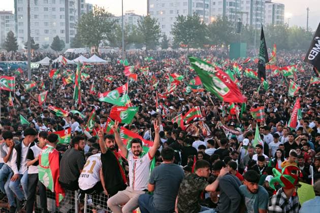 Kurdish football team Amedspor has been promoted to the Turkey Super League - 10 May 2026 People are seen participating in the championship celebration with club flags in Diyarbakir s Newroz Park. The championship of Amedspor, the football team from Diyarbakir, Turkey s largest Kurdish city, in the Turkish 1st League and its promotion to the Super League was celebrated with an enthusiastic festival held in Newroz Park, attended by hundreds of thousands of people. During the celebration, the championship trophy was held aloft by Amedspor players, creating an exciting display. Amedspor is a team supported by millions of Kurds living in the Middle East, including Iraq, Syria, Iran, Turkey, and Europe. In Turkey, the Kurdish identity is not officially recognized, and peace talks between the imprisoned leader of the Kurdish organization PKK, Abdullah Öcalan, and Turkish state authorities continue after the PKK laid down its arms. Diyarbakir Turkey Copyright: xMehmetxMasumxSuerx xSOPAxImagesx amd10_MMSuer