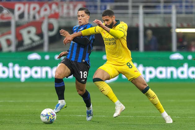 AC Milan vs Atalanta BC Italy, Milan, 2026 05 10: Giacomo Raspadori, Ruben Loftus Cheek (AC Milan) fights in front court in the first half during soccer game AC Milan vs Atalanta BC, Serie A Enilive 2025-2026 day 36 San Siro Stadium Milan Lombardy Italy Copyright: xFabrizioxAndreaxBertanix