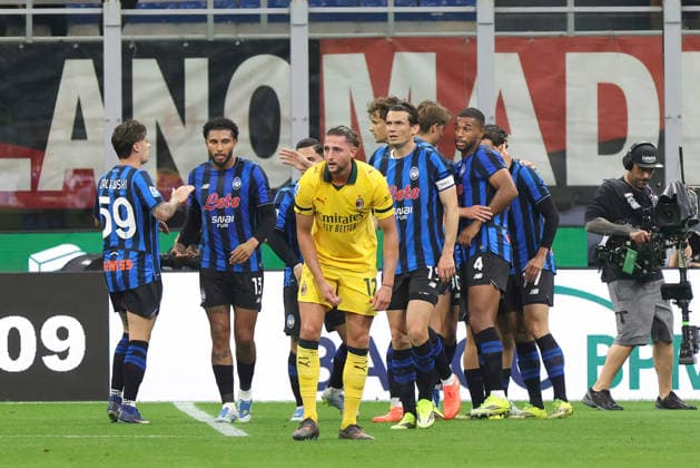 AC Milan vs Atalanta BC Italy, Milan, 2026 05 10: Davide Zappacosta (Atalanta) scores and celebrates the 2-0 goal at 29 during soccer game AC Milan vs Atalanta BC, Serie A Enilive 2025-2026 day 36 San Siro Stadium Milan Lombardy Italy Copyright: xFabrizioxAndreaxBertanix
