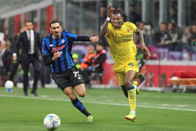 AC Milan vs Atalanta BC Italy, Milan, 2026 05 10: Davide Zappacosta, Rafael Leao (AC Milan) runs fast and attacks the penalty area in the first half during soccer game AC Milan vs Atalanta BC, Serie A Enilive 2025-2026 day 36 San Siro Stadium Milan Lombardy Italy Copyright: xFabrizioxAndreaxBertanix