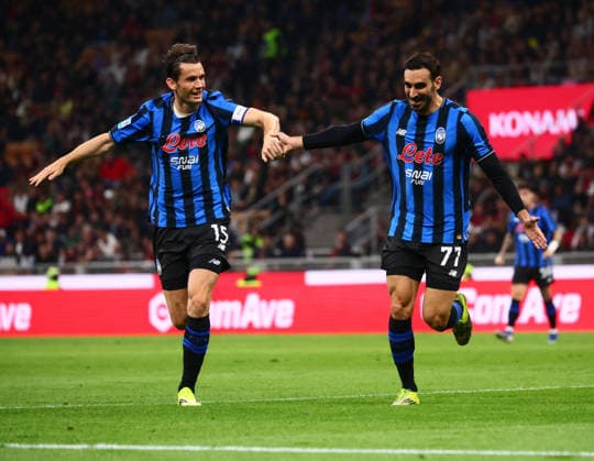 (260511) -- MILAN, May 11, 2026 -- Atalanta s Davide Zappacosta (R) celebrates his goal with his teammate Marten de Roon during a Serie A soccer match between AC Milan and Atalanta in Milan, Italy, May 10, 2026. (Photo by Xinhua) (SP)ITALY-MILAN-FOOTBALL-SERIE A-AC MILAN VS ATALANTA AlbertoxLingria 