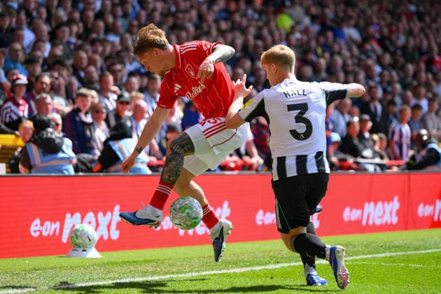 Nottingham Forest v Newcastle United - Premier League Luca Netz of Nottingham Forest is under pressure from Lewis Hall of Newcastle United during the Premier League match between Nottingham Forest and Newcastle United at the City Ground in Nottingham, United Kingdom, on May 10, 2026. Nottingham Nottinghamshire United Kingdom  Copyright: xMIxNewsx originalFilename:fletcher-nottingh260510_npneF.jpg